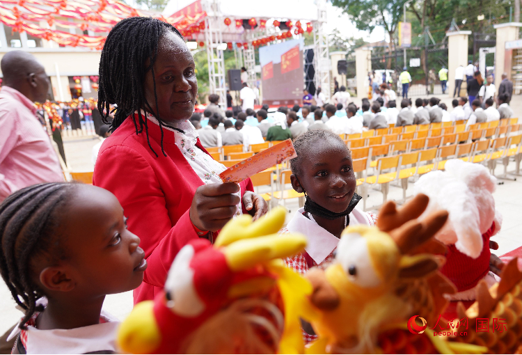 師生在逛春節(jié)集市。人民網(wǎng)記者 黃煒鑫攝