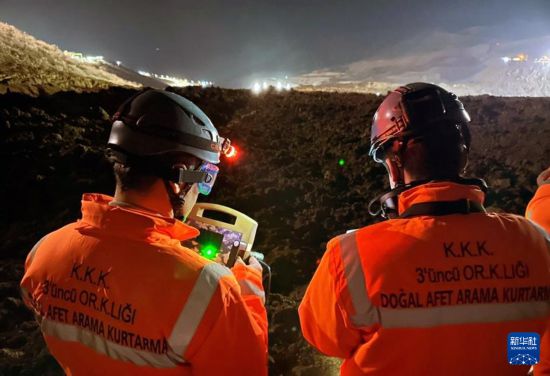 2月13日，救援人員在土耳其東部埃爾津詹省伊利奇區(qū)礦難現(xiàn)場工作。新華社發(fā)（穆斯塔法·卡亞攝）