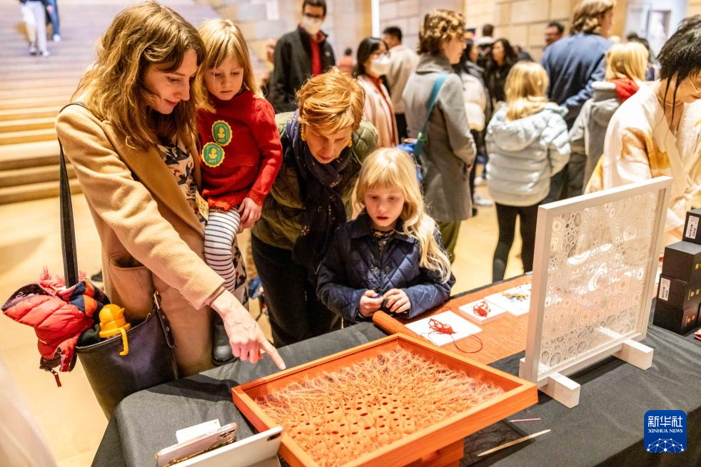 2月11日，參觀者在美國費城藝術(shù)博物館舉行的龍年迎新春活動上觀看刺繡作品。新華社發(fā)（周煥新攝）