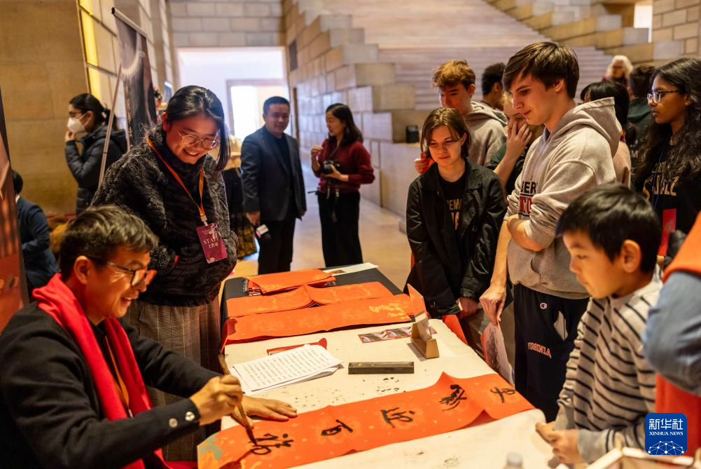 2月11日，書法家在美國費城藝術(shù)博物館舉行的龍年迎新春活動上為參觀者書寫對聯(lián)。新華社發(fā)（周煥新攝）