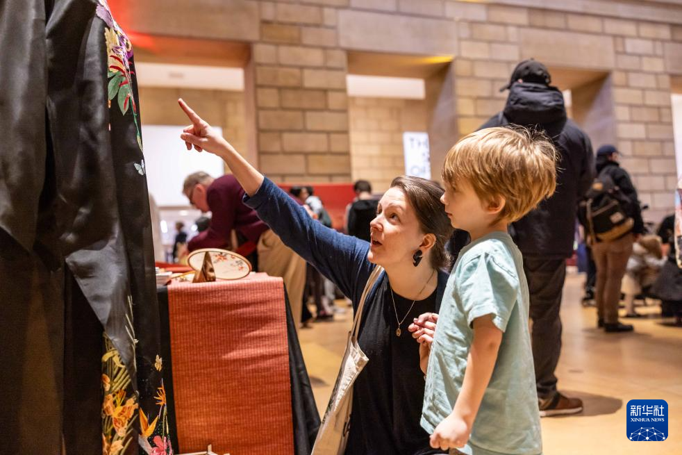2月11日，參觀者在美國費城藝術(shù)博物館舉行的龍年迎新春活動上觀看中國傳統(tǒng)服飾。新華社發(fā)（周煥新攝）