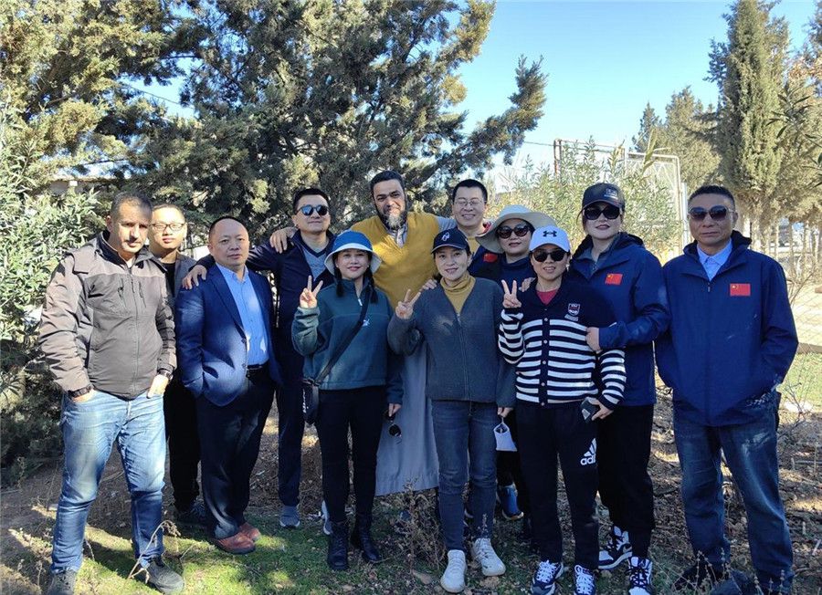 中國(guó)醫(yī)生們與穆罕默德一家人合影留念。中國(guó)第28批援阿爾及利亞醫(yī)療隊(duì)塞地夫分隊(duì)供圖