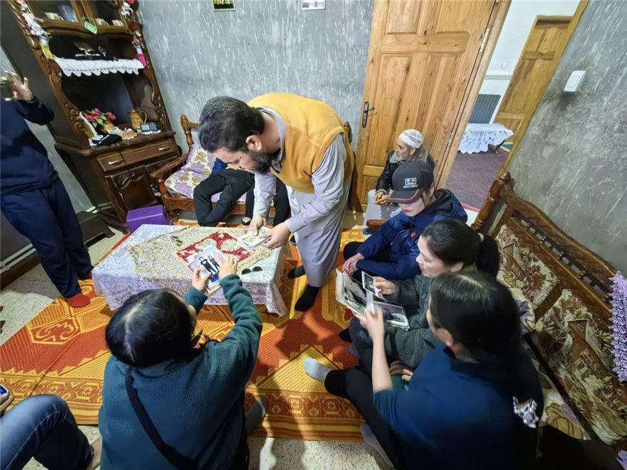 穆罕默德醫(yī)生講述與中國(guó)醫(yī)生結(jié)緣的老照片。中國(guó)第28批援阿爾及利亞醫(yī)療隊(duì)塞地夫分隊(duì)供圖