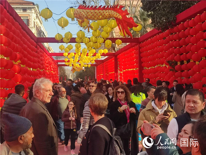 游園會入口處張燈結(jié)彩，人流如織。人民網(wǎng)記者鄭彬攝