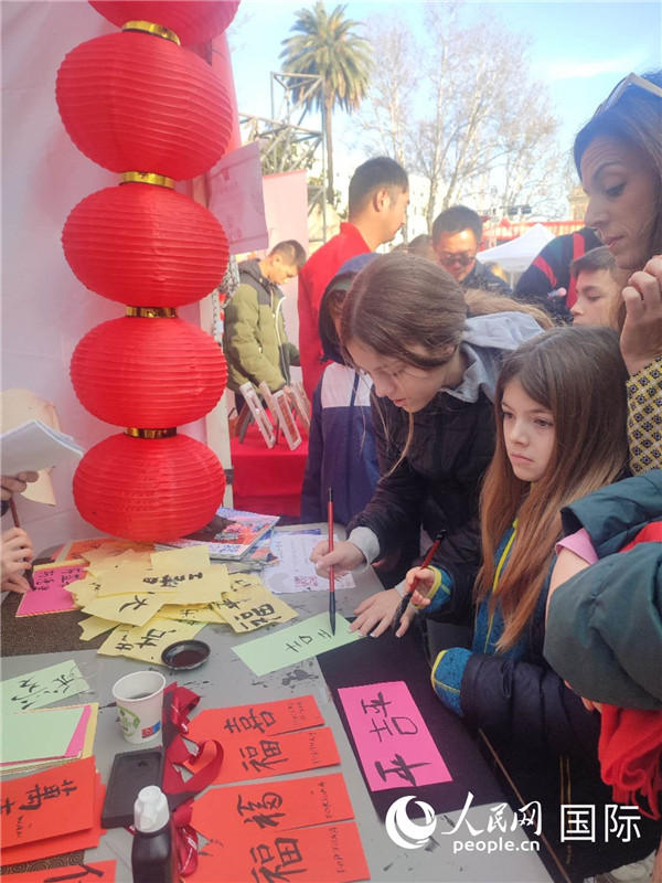 羅馬當?shù)孛癖妼h字充滿興趣。人民網(wǎng)記者鄭彬攝