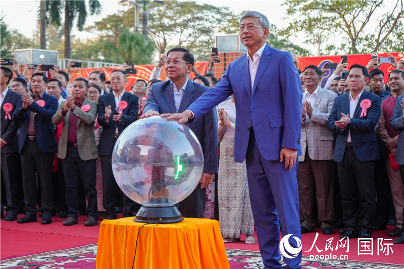 敏昂萊主席和陳海大使在中方援建和改造升級(jí)的仰光杜溫納國家體育館前共同按亮水晶球，啟動(dòng)“錦繡唐人街”新春慶典-人民網(wǎng)記者謝佳君攝