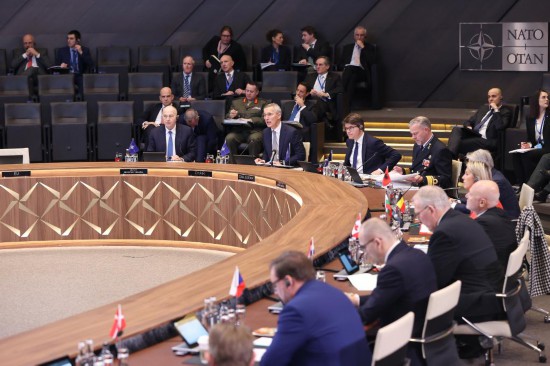 這是2月15日在比利時布魯塞爾拍攝的北約防長會現(xiàn)場。為期一天的北約成員國國防部長會議15日在比利時首都布魯塞爾結束。會議就加強北約的威懾和防御以及對烏克蘭的支持等問題展開討論。新華社記者趙丁喆攝