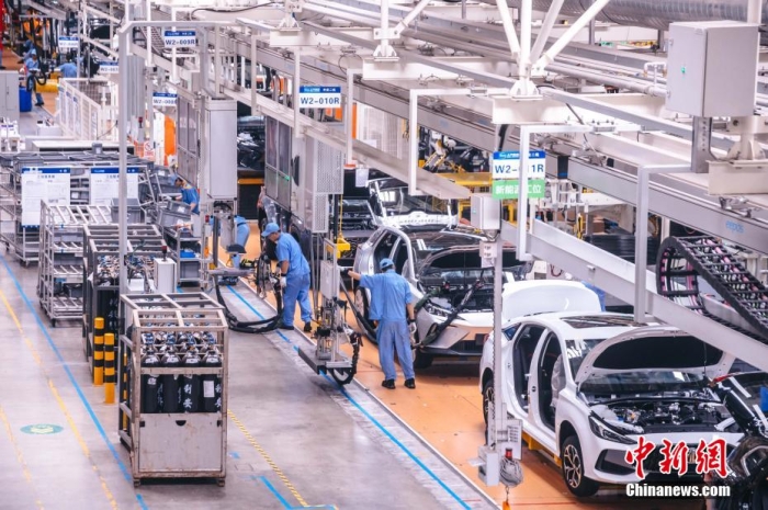 資料圖：工人在新能源汽車生產(chǎn)線上作業(yè)。李南軒 攝