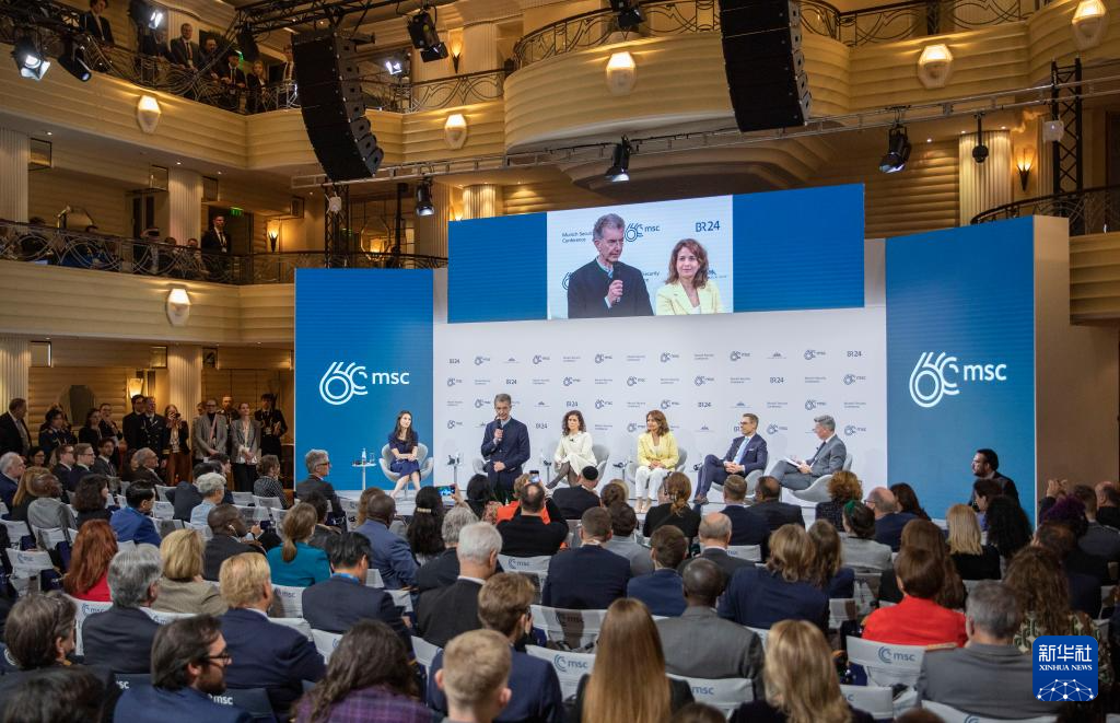 2月18日，慕安會主席克里斯托夫·霍伊斯根（中左二）在德國慕尼黑舉行的第60屆慕尼黑安全會議上發(fā)表閉幕致辭。新華社記者 張帆 攝