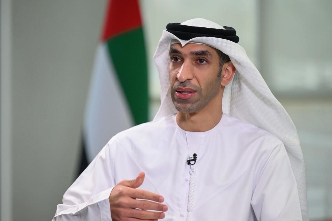 阿聯(lián)酋外貿(mào)國務(wù)部長薩尼·宰尤迪接受采訪。阿聯(lián)酋通訊社供圖