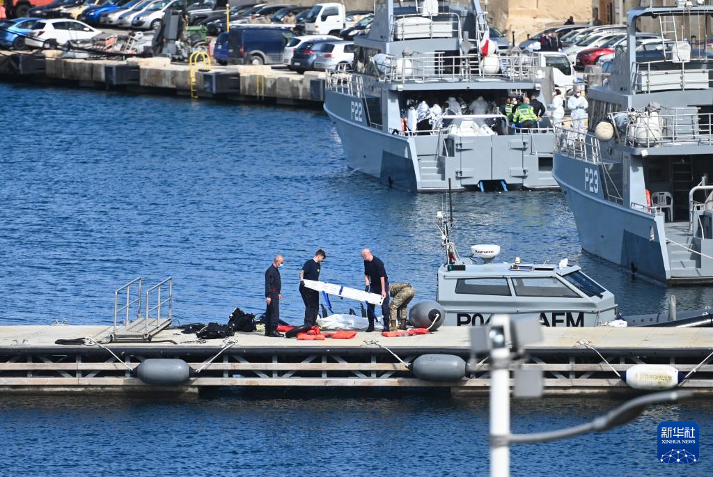 2月23日，在馬耳他皮耶塔，工作人員準(zhǔn)備搬運(yùn)一具非法移民遇難者遺體。新華社發(fā)（喬納森·博格攝）