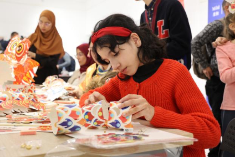 參與者在制作元宵彩燈。拉巴特中國(guó)文化中心供圖
