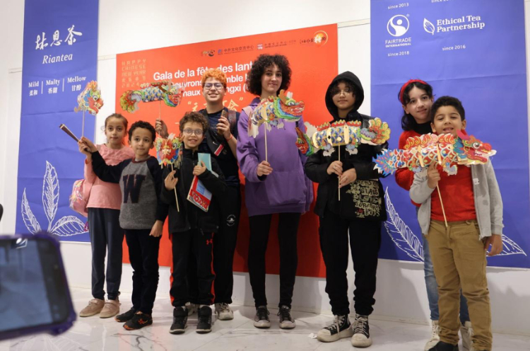 孩子們拿著元宵彩燈合影。拉巴特中國(guó)文化中心供圖