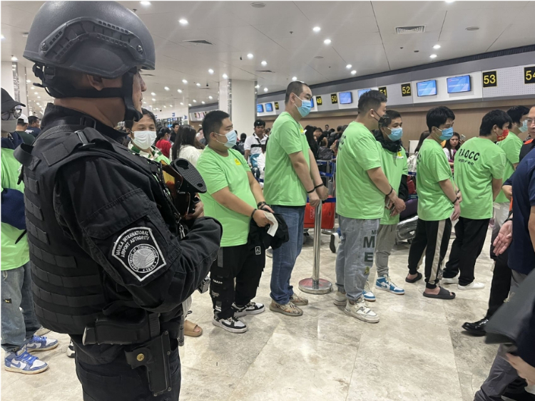 中國和菲律賓兩國執(zhí)法部門合作遣返在菲從事離岸博彩的中國公民。駐菲律賓使館供圖