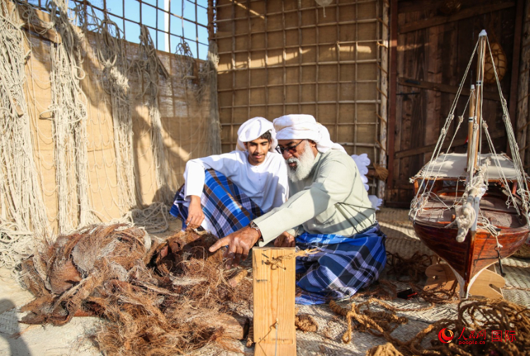 手工藝者展示如何用棕櫚葉制作繩子。人民網(wǎng) 塔里克·易卜拉欣攝