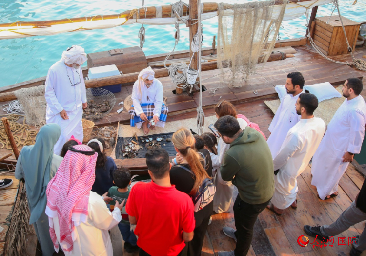 游客了解采珠工作。人民網(wǎng) 塔里克·易卜拉欣攝