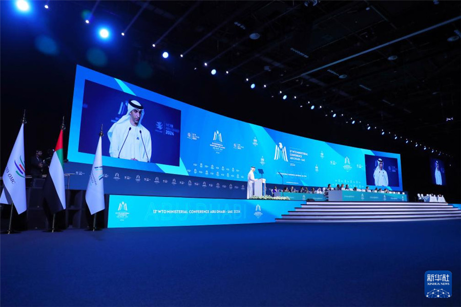 2月26日，在阿聯(lián)酋首都阿布扎比，阿聯(lián)酋外貿(mào)國(guó)務(wù)部長(zhǎng)、世貿(mào)組織第13屆部長(zhǎng)級(jí)會(huì)議主席薩尼·澤尤迪在世界貿(mào)易組織第13屆部長(zhǎng)級(jí)會(huì)議開(kāi)幕式上致辭。新華社發(fā)（世界貿(mào)易組織供圖）