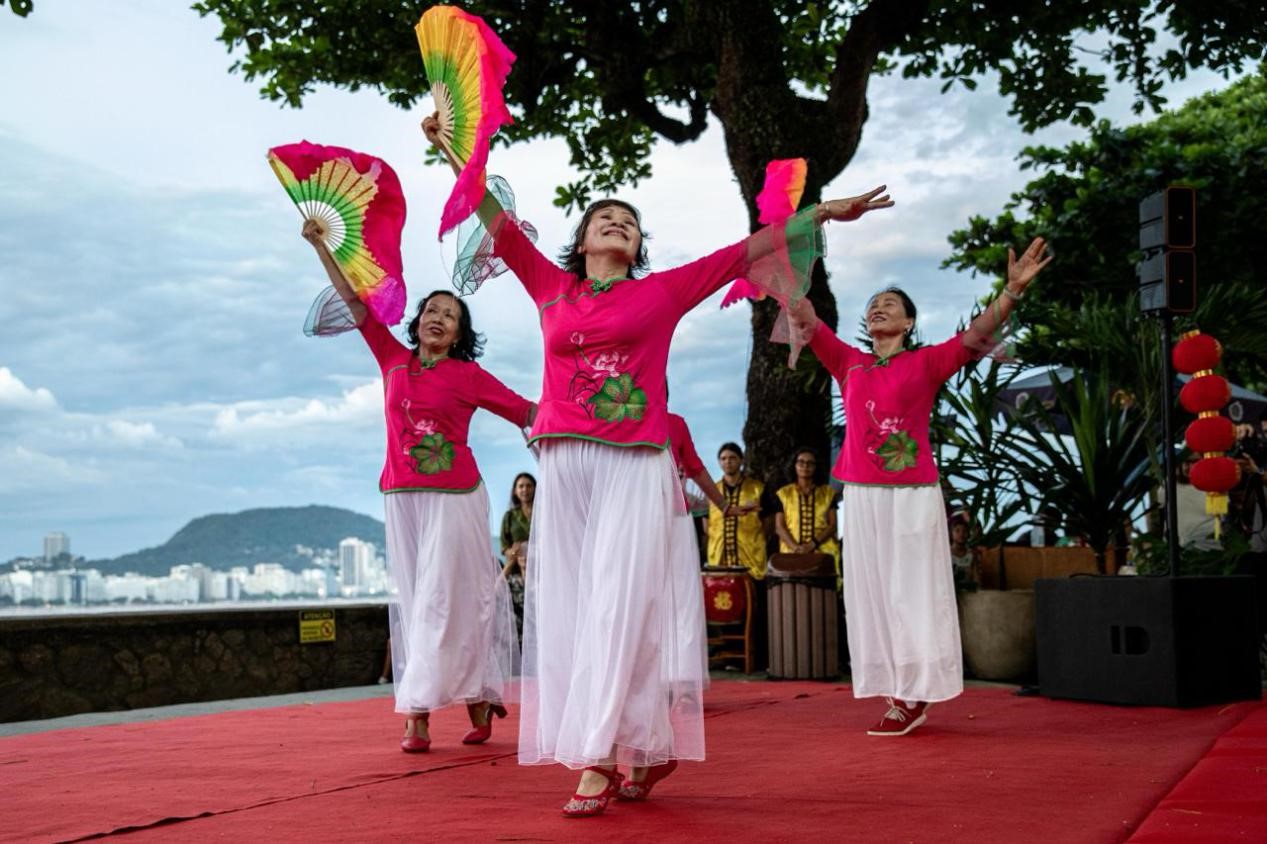 當(dāng)?shù)貢r(shí)間2月24日晚，2024年元宵節(jié)慶?；顒?dòng)在巴西里約熱內(nèi)盧市科帕卡巴納要塞舉辦。巴西山河文化促進(jìn)中心供圖