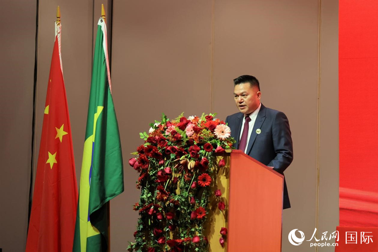 巴西和統(tǒng)會新任會長張小春發(fā)表就職演講。人民網(wǎng)記者 時元皓攝