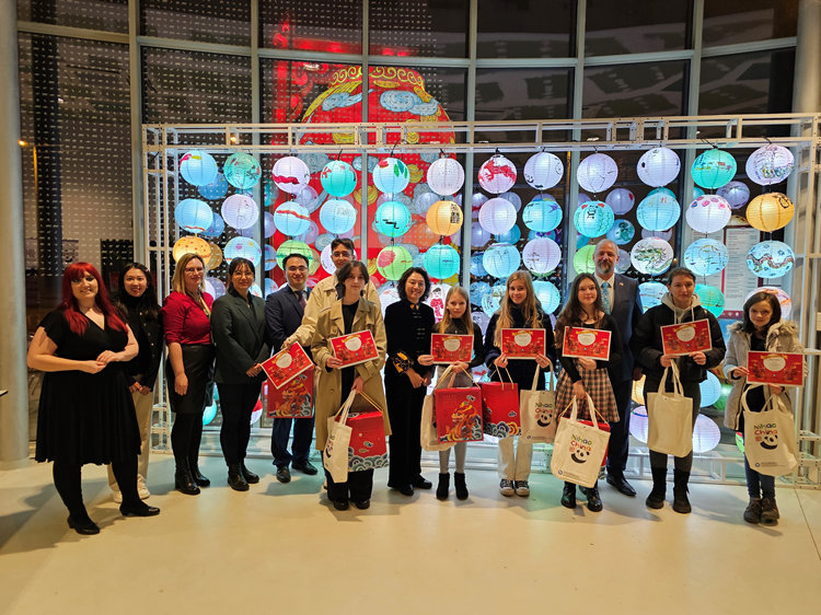 獲獎(jiǎng)學(xué)生合影。翟朝暉攝