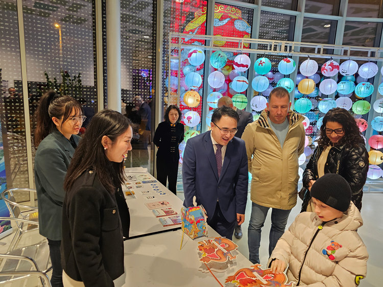 匈牙利小朋友猜燈謎。翟朝暉攝