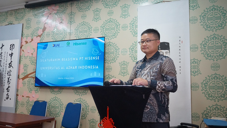 海信印尼公司總經(jīng)理李現(xiàn)委致辭。阿拉扎大學(xué)孔子學(xué)院供圖