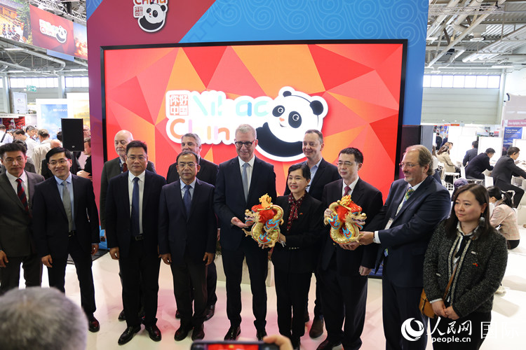 參加中國館開幕式的嘉賓們在“你好 中國” 展臺(tái)前合影留念。