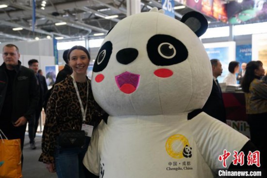 3月5日，2024年柏林國(guó)際旅游交易會(huì)(ITB)在柏林會(huì)展中心拉開(kāi)帷幕。以“你好！中國(guó)”為主題的中國(guó)展區(qū)當(dāng)日亮相展會(huì)。圖為觀眾與大熊貓人偶合影。中新社記者 馬秀秀 攝