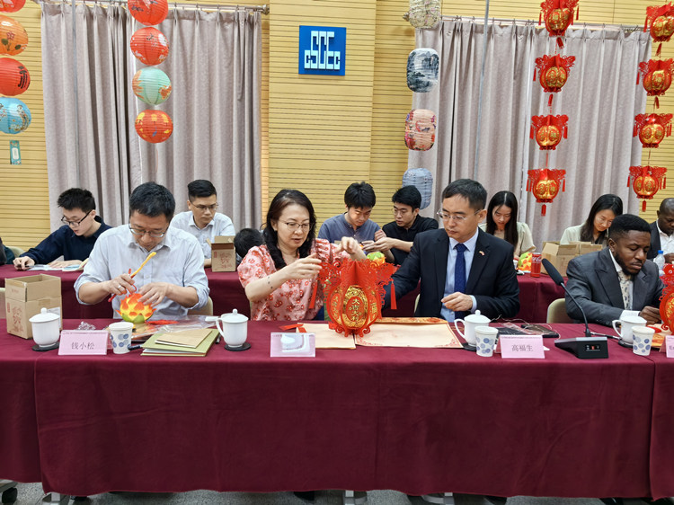 燈籠文化交流活動現(xiàn)場。中建國際中西非公司供圖