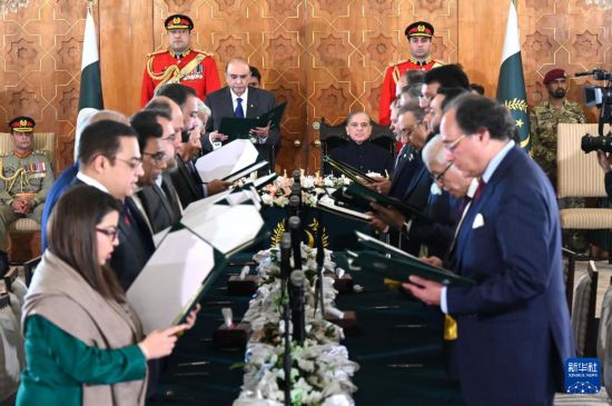   這是3月11日在巴基斯坦首都伊斯蘭堡總統(tǒng)府拍攝的內(nèi)閣宣誓就職儀式。巴基斯坦新內(nèi)閣的19名成員11日在巴總統(tǒng)扎爾達(dá)里和總理夏巴茲見證下，在首都伊斯蘭堡總統(tǒng)府宣誓就職。新華社發(fā)（巴基斯坦新聞與廣播部下轄媒體信息部門供圖）