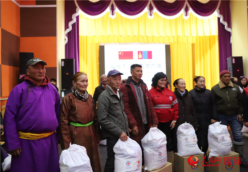 3月18日，向受災(zāi)牧民分發(fā)中方賑災(zāi)物資現(xiàn)場。人民網(wǎng)記者 霍文攝