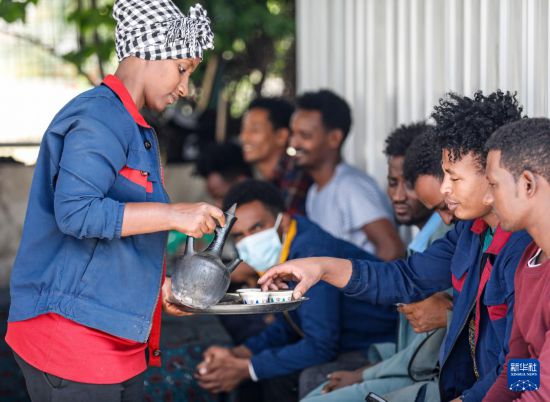 2024年2月16日，在埃塞俄比亞杜凱姆市的東方工業(yè)園，工人在工作間隙休息。 新華社記者 李亞輝 攝