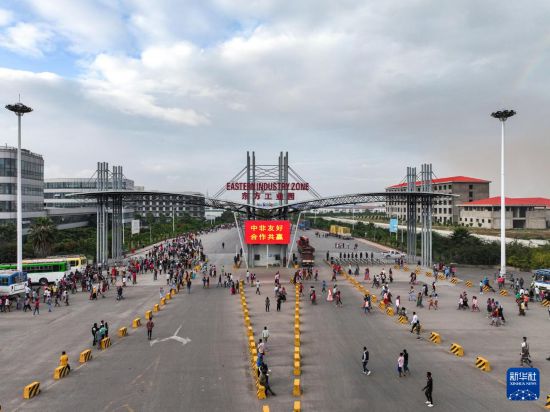 這是2023年11月3日在埃塞俄比亞杜凱姆市拍攝的東方工業(yè)園大門（無人機(jī)照片）。 新華社發(fā)（東方工業(yè)園供圖）