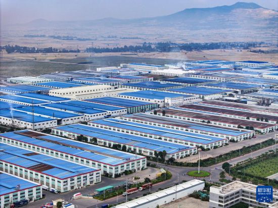 這是2023年11月3日在埃塞俄比亞杜凱姆市拍攝的東方工業(yè)園（無人機(jī)照片）。 新華社發(fā)（東方工業(yè)園供圖）