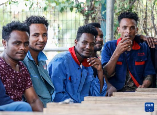 2024年2月16日，在埃塞俄比亞杜凱姆市的東方工業(yè)園，工人在工作間隙休息。 新華社記者 李亞輝 攝