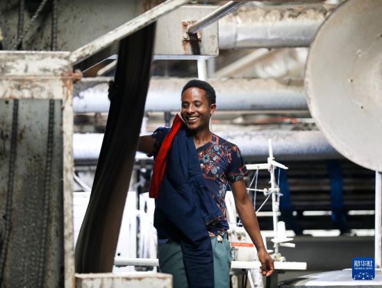 2024年2月16日，在埃塞俄比亞杜凱姆市的東方工業(yè)園，工人在東方紡織印染有限公司的車間內(nèi)工作。 新華社記者 李亞輝 攝