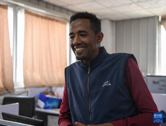 2024年2月16日，在埃塞俄比亞杜凱姆市的東方工業(yè)園，東方紡織印染有限公司經(jīng)理格圖·克貝貝接受新華社記者采訪。 新華社記者 李亞輝 攝