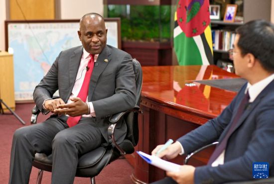 3月4日，多米尼克總理斯凱里特在首都羅索接受新華社記者專訪。新華社記者 趙凱 攝