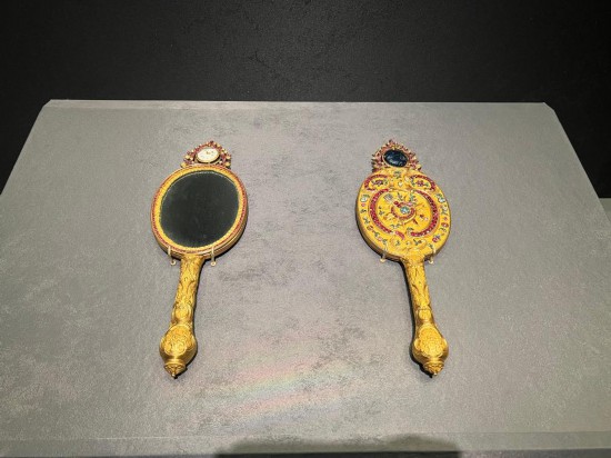 銅鍍金鑲表橢圓把鏡。新華社記者徐壯 攝