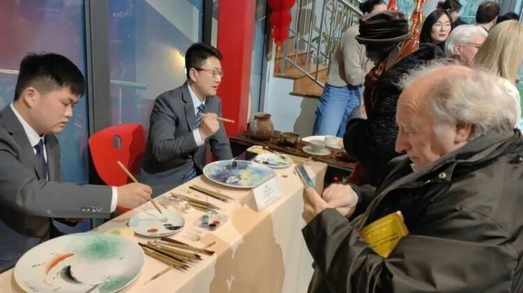 在巴黎遇見中國(guó)陶瓷——他們帶著“洋景漂”的作品來(lái)到歐洲