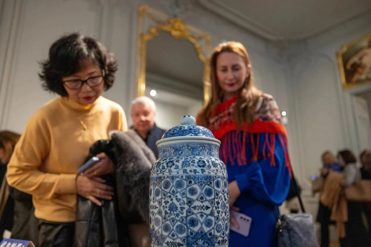 在巴黎遇見中國(guó)陶瓷——他們帶著“洋景漂”的作品來(lái)到歐洲