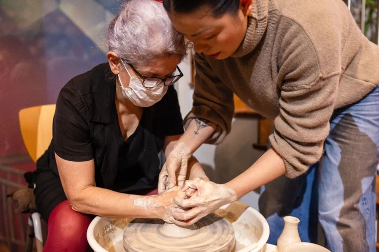 在巴黎遇見中國(guó)陶瓷——他們帶著“洋景漂”的作品來(lái)到歐洲