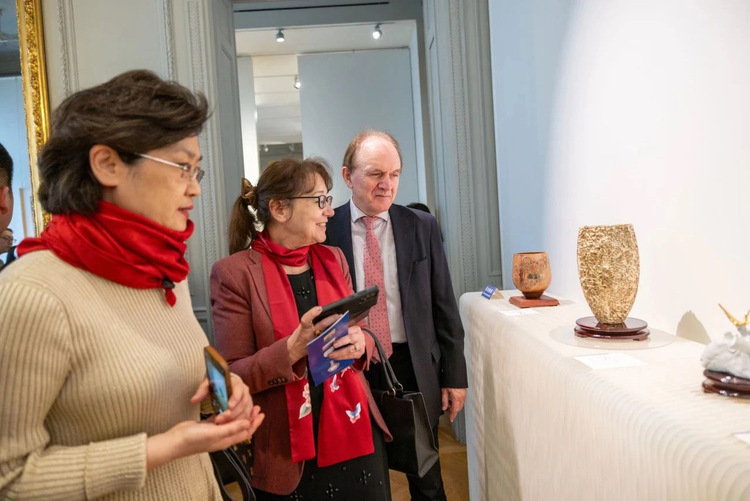 在巴黎遇見中國(guó)陶瓷——他們帶著“洋景漂”的作品來(lái)到歐洲