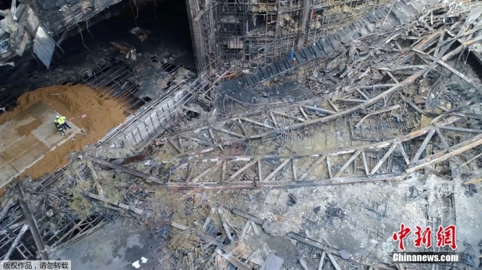 當(dāng)?shù)貢r(shí)間2024年3月26日下午，據(jù)俄羅斯緊急情況部公布的消息，莫斯科州“克羅庫斯城”音樂廳恐怖襲擊事件的搜救工作已經(jīng)全部結(jié)束。據(jù)介紹，工作人員已完成現(xiàn)場滅火救援以及廢墟清理的工作。圖為發(fā)生恐怖襲擊事件后音樂廳內(nèi)部滿目瘡痍。（視頻截圖）