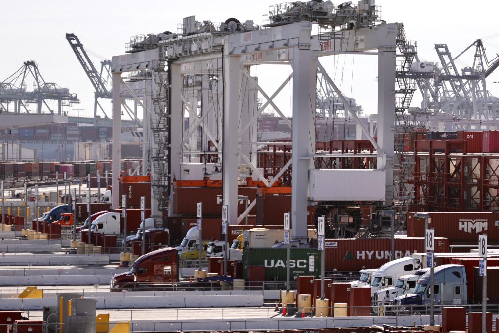 2021年10月29日拍攝的美國(guó)加利福尼亞州洛杉磯港景象。新華社發(fā)