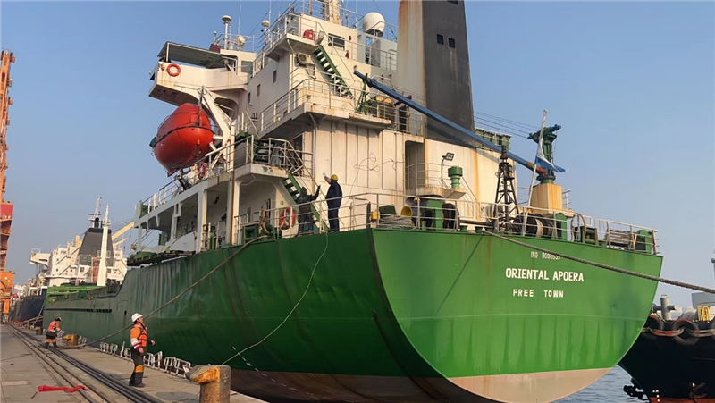 中蘇海運直航貨輪靠泊蘇里南碼頭。中國駐蘇里南大使館供圖