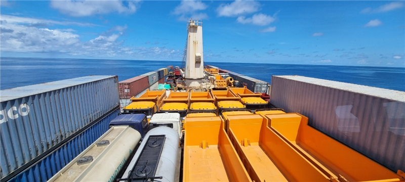 中蘇海運直航貨輪在海上行駛。中國駐蘇里南大使館供圖