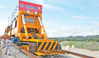 中企承建的馬東鐵項(xiàng)目創(chuàng)造就業(yè)機(jī)會(huì)超過(guò)1.8萬(wàn)個(gè)，合作的當(dāng)?shù)仄髽I(yè)超過(guò)1900家——為促進(jìn)馬來(lái)西亞?wèn)|西海岸互聯(lián)互通貢獻(xiàn)力量（共建“一帶一路”第一現(xiàn)場(chǎng)）