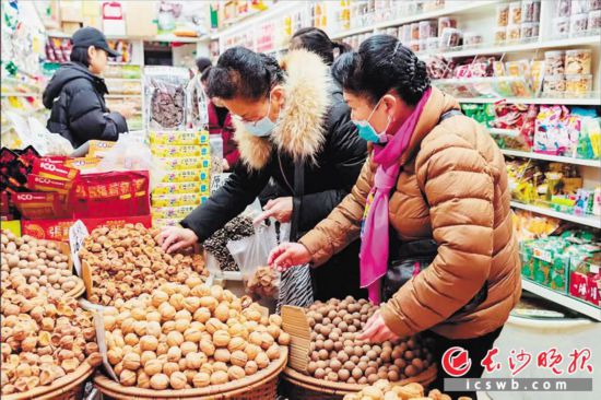 　　在長(zhǎng)沙南門口菜市場(chǎng)附近的一家炒貨店內(nèi)，市民正在選購(gòu)年貨。　　長(zhǎng)沙晚報(bào)全媒體記者 范宏歡 攝