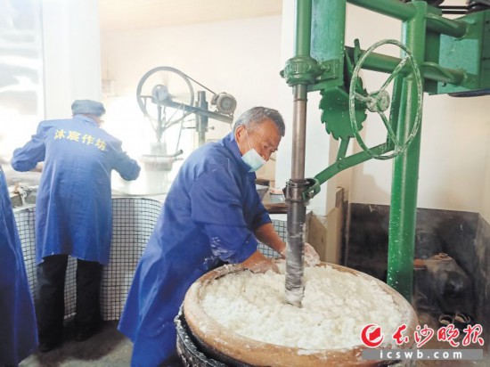 　　作坊里工人正在進行粉絲生產(chǎn)。受訪者供圖